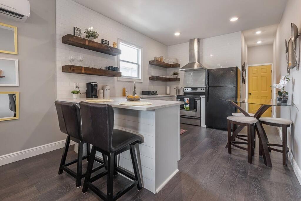 Gambino Getaway Shotgun Style Apt In The Heart Of Ybor City Tampa Eksteriør billede