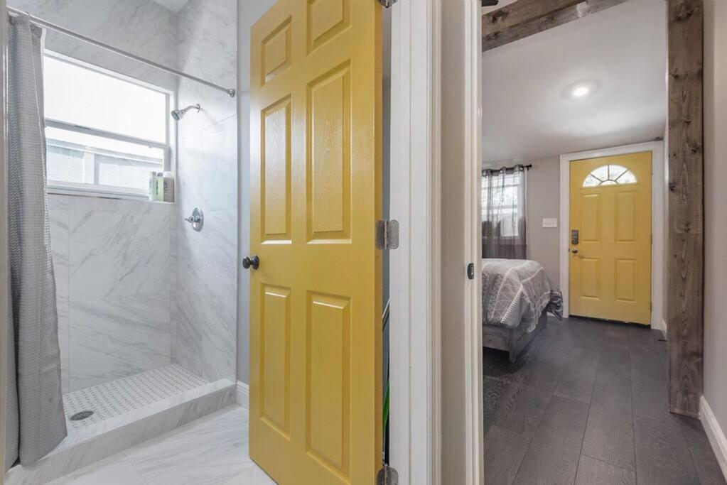 Gambino Getaway Shotgun Style Apt In The Heart Of Ybor City Tampa Eksteriør billede